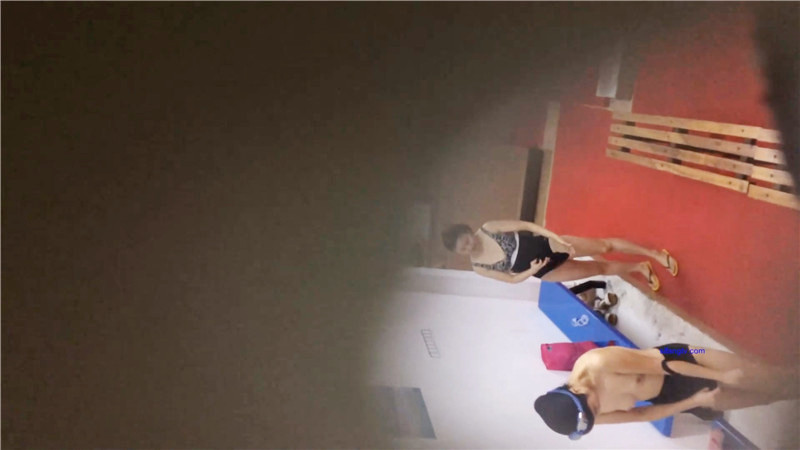 冒死爬墙偷拍❤️水上乐园刚出来换衣服的小美女