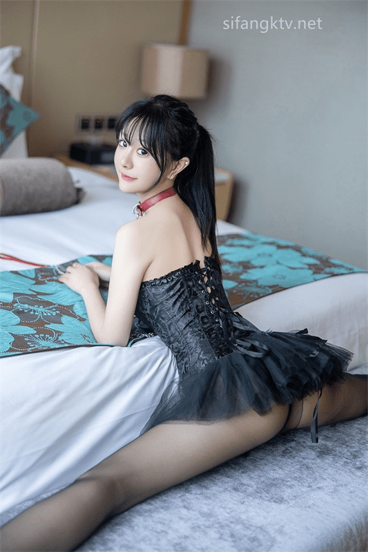 【清纯女神❤️重磅】秀人清纯新人嫩模『谢小蒽』模拟被操叫床娇嫩 性感黑色露肩礼裙搭配性感魅惑 黑丝狗链