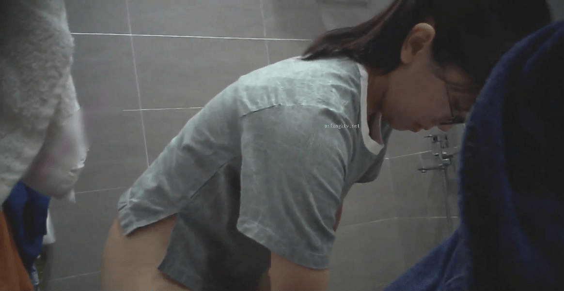 房东低价把房租给打工姐妹花浴室偷装设备偷拍❤️她两洗澡姐姐戴个眼镜一看就是个反差婊