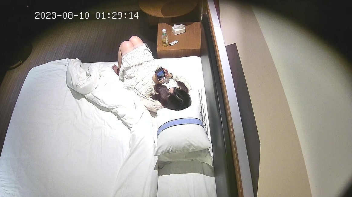 2023-8-10【酒店偷拍】小美女开房约常客，付完钱开操，骑在身上调情吃屌，各种姿势爆操，搞了两发