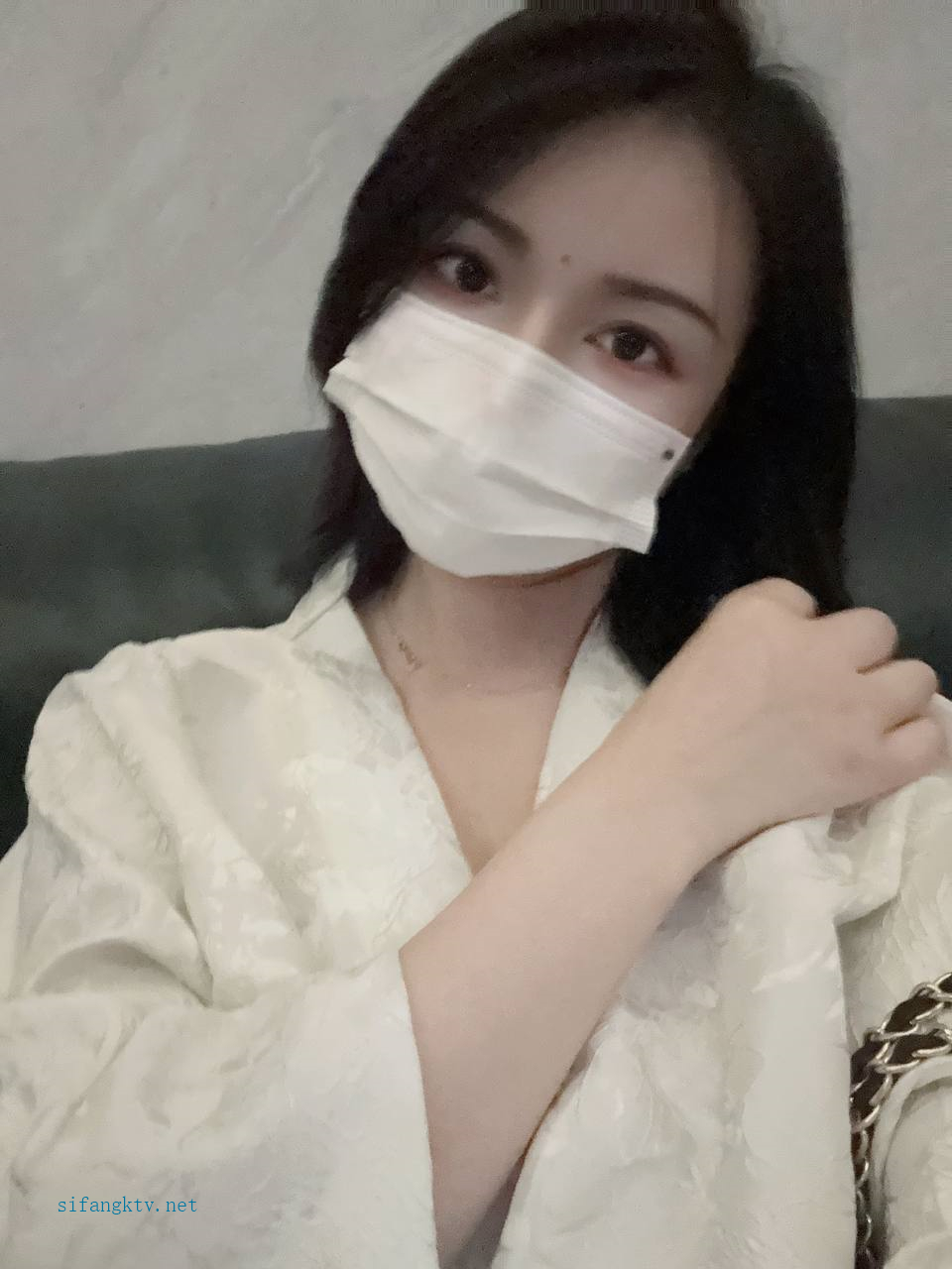 超高颜值骚货楼凤之雨婷，身材好 白皙大奶 极品翘臀 没有一点赘肉 后入上位 大屌无情啪啪超刺激