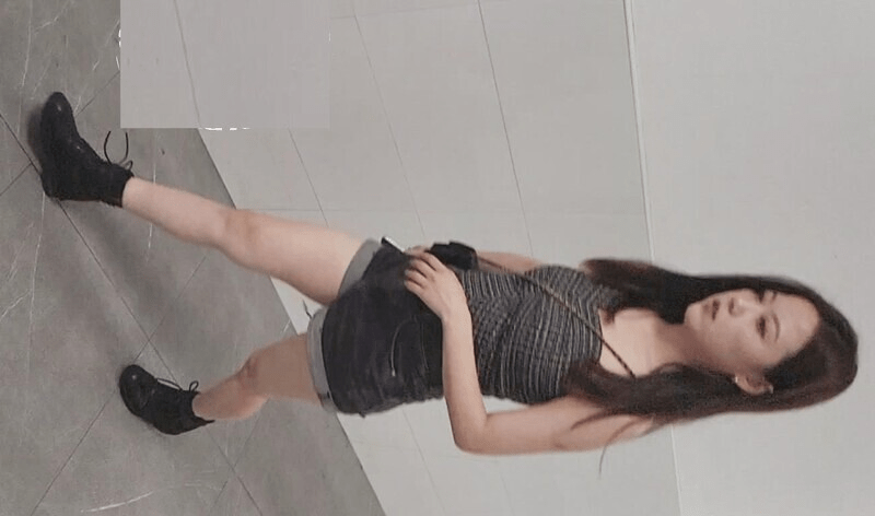 时髦大美女大黑B蹲坑抽烟尿尿时间紧迫❤️拍完B就闪