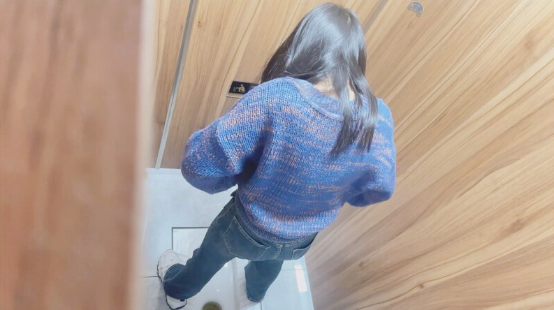 大神潜入办公楼女厕近距离贴B拍❤️几位美女同事的的极品嫩鲍鱼(5V)