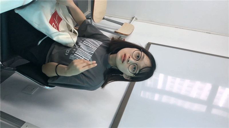 大神潜入大学女厕全景偷拍眼镜学妹的多毛小黑鲍鱼❤️出来还要跟她聊一会