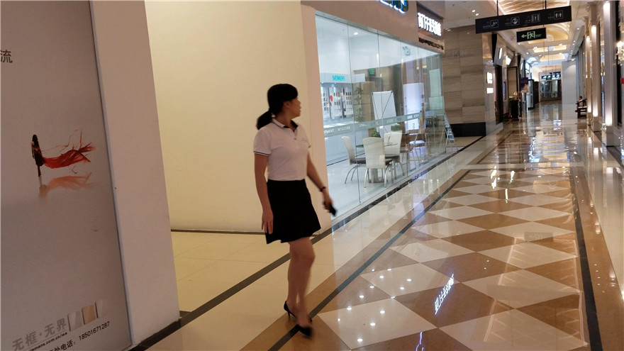 商场女厕全景偷拍BB保养的还不错的美女店员