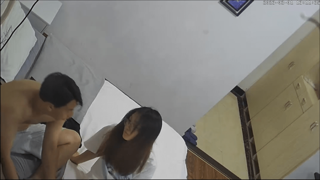 2023-8-12新流出家庭式旅馆偷拍❤️没啥性经验穿小白袜的文静眼镜美女和男友开房啪啪