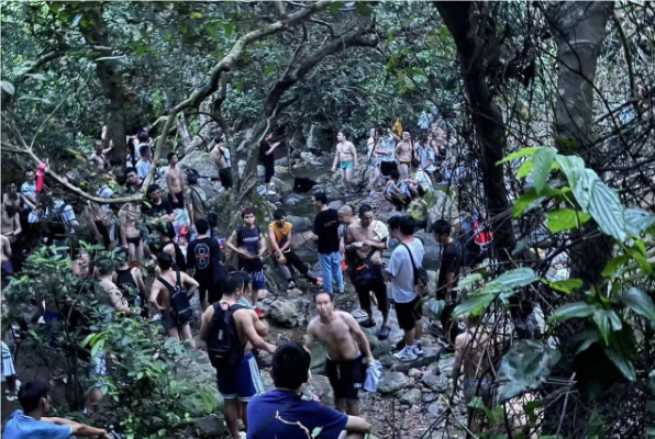 深圳梧桐山❤️老虎涧❤️夜间百人基佬野战淫趴❤️场面真壮观！