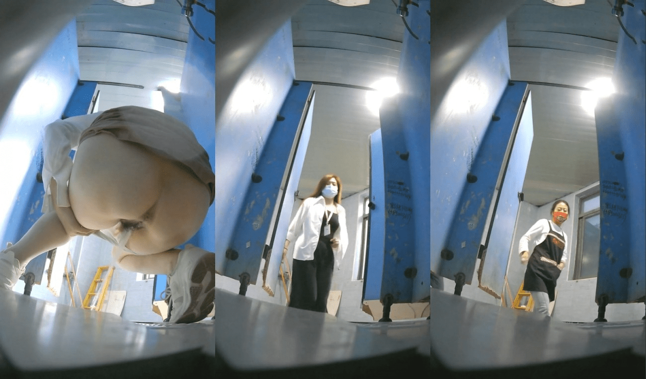 《极品CP⭐魔手☛外购》正版流出某厂职工宿舍女厕全景偸拍少女少妇熟女多个年龄段的女人方便~各种浑圆大屁股，看脸看双洞