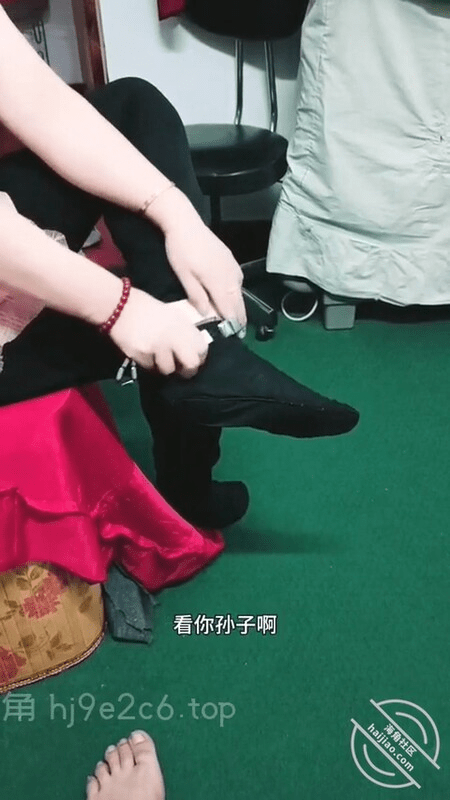 ✿海角❤️大神母子通奸✿ 与母缠绵✨ 隔了半个月之久 终于在客厅再次内射妈妈 不跟你媳妇老是来干妈~好爽儿子！