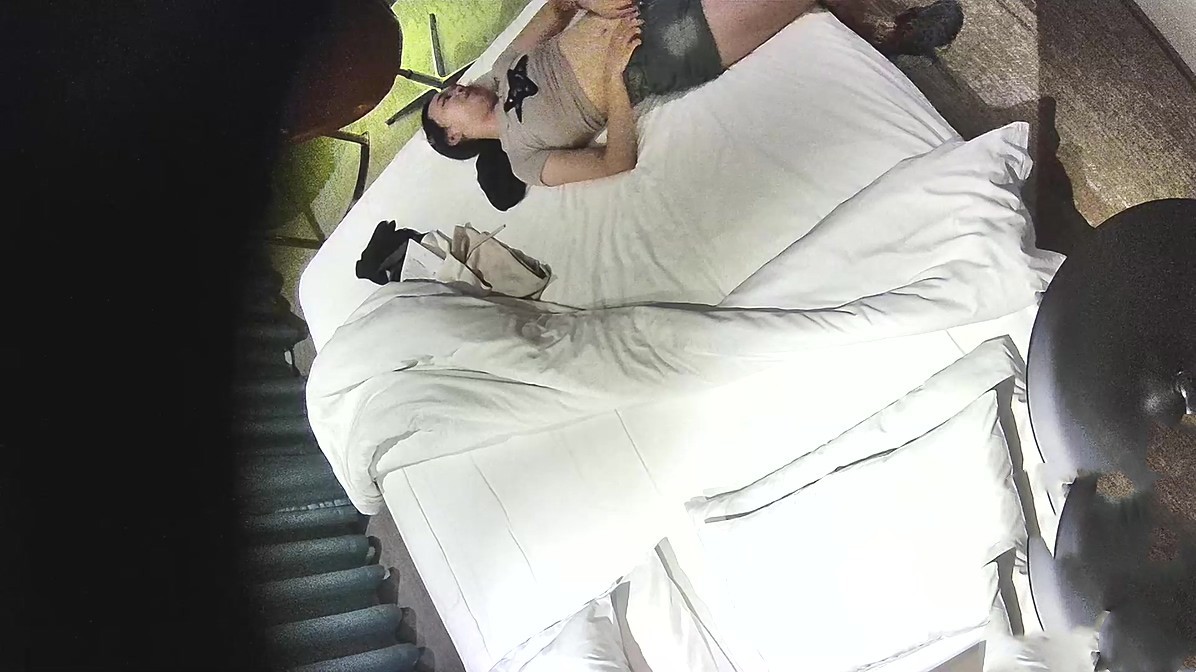 2023-8-6【酒店偷拍】一对情侣开房，伸进内裤扣穴好痒，骑在身上好想要，正入猛怼舒服了
