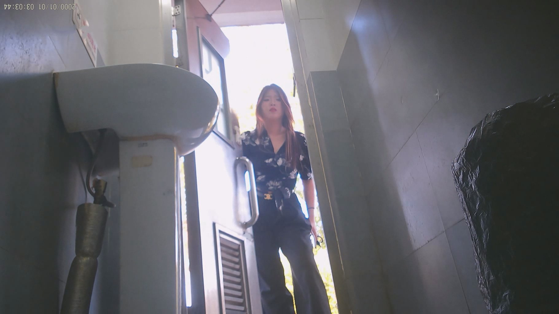 八月最新流出山顶公园路边公厕偷拍❤️两个制服漂亮楼盘女销售