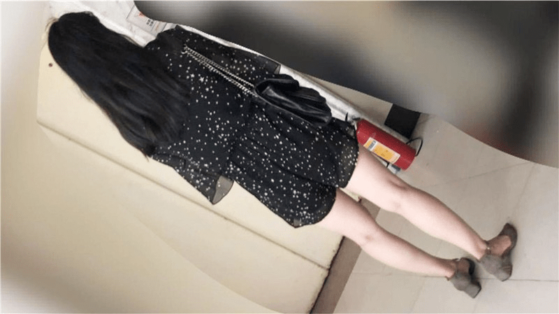 医院女厕偷拍连衣裙长发美❤️一身白肉细长逼缝亮瞎你的眼球