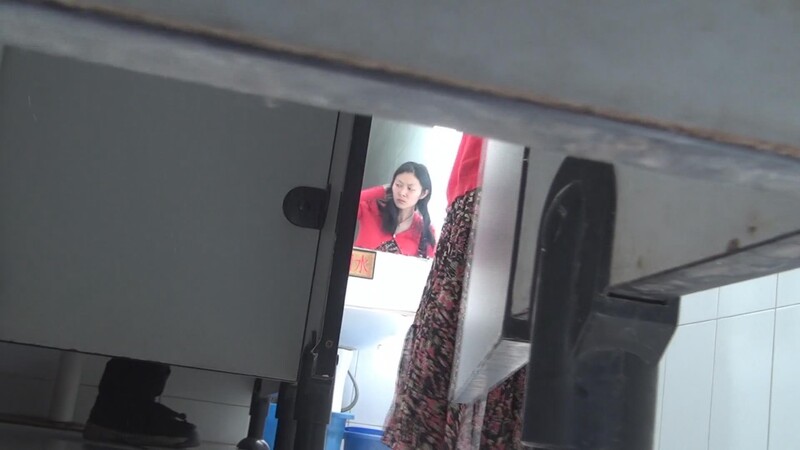 商场女厕近距离贴B拍❤️花裙子少妇的极品鲍鱼