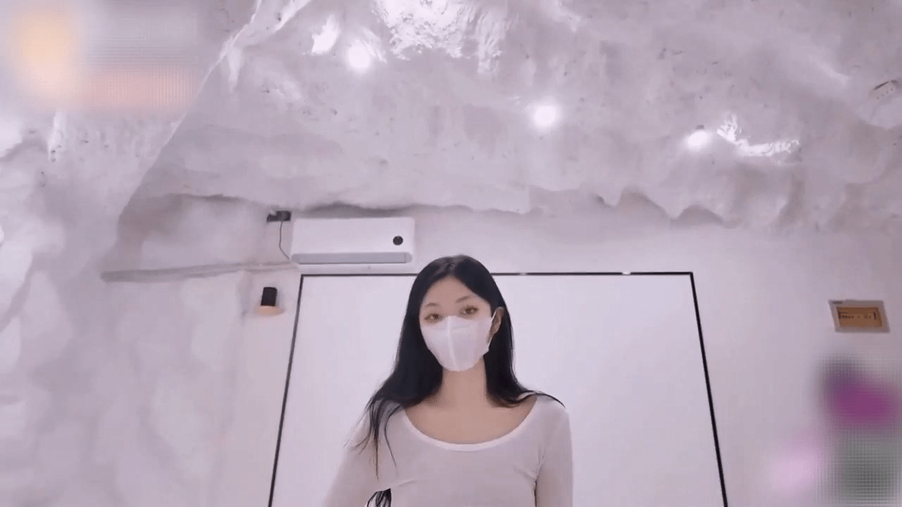 ⚡白虎少女⚡清纯反差小仙女【小猫咪】带你体验酒店里的性爱服务，雪白的美腿和翘臀让人流连忘，清纯与风骚并存