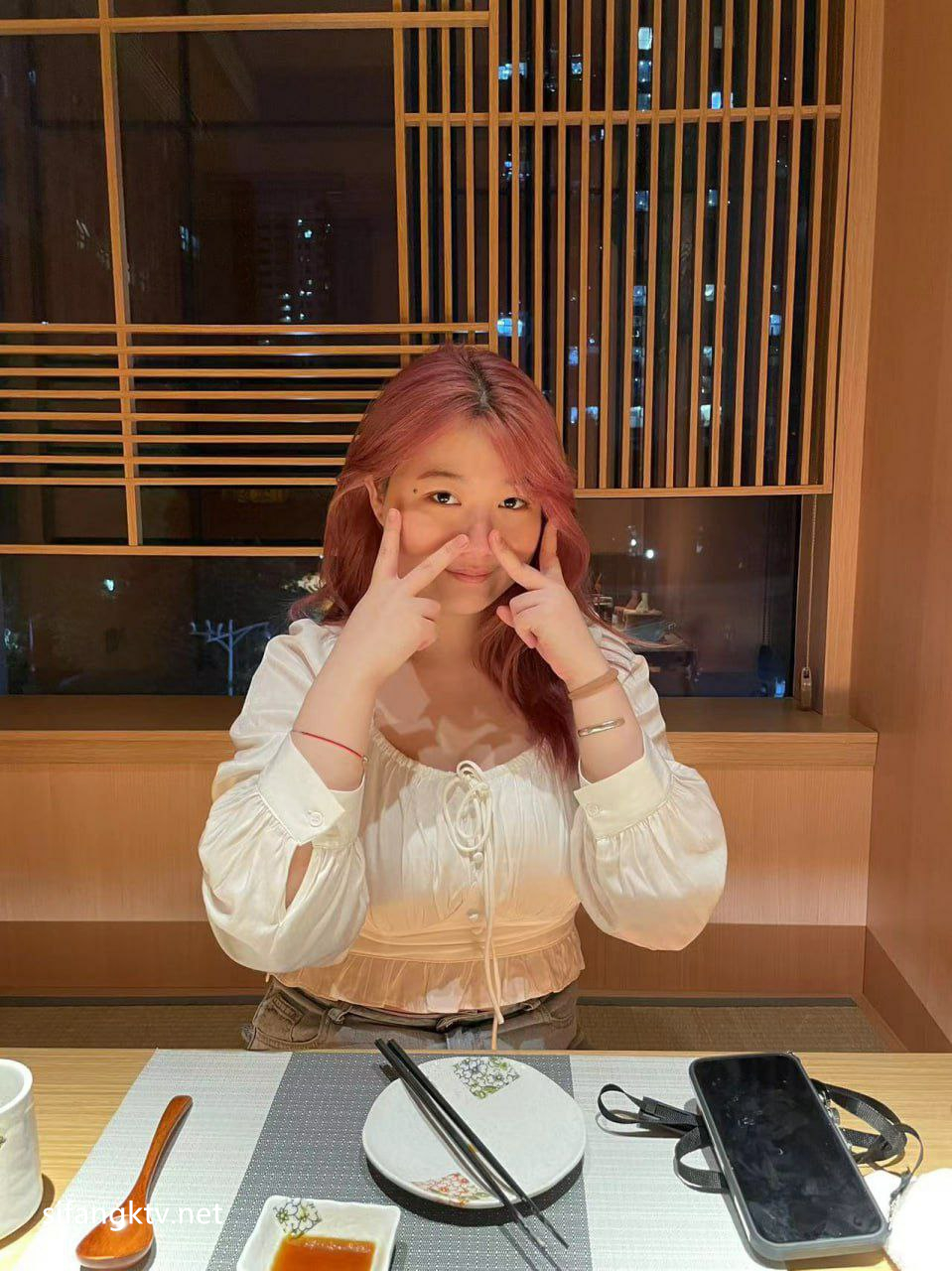 约妹达人汤先生哈尔滨出差❤️面基大学生女网友酒店开房穿上情趣战衣做爱口爆颜射脸上