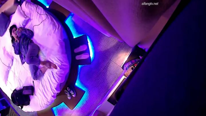 360 2020-10月情趣酒店电影房大圆床摄像头偷拍颜值美女穿着性感内衣和男友激情