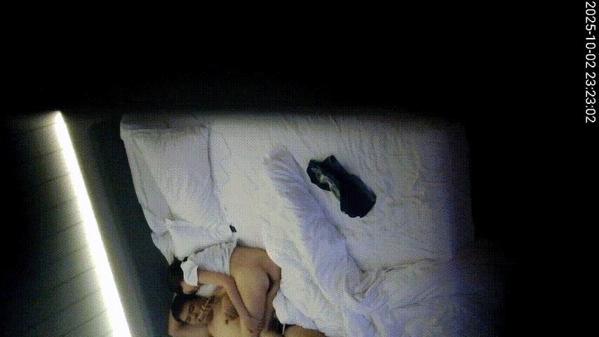 酒店偷拍 10-2 无水印版 身材娇小的美女被胖男人操了 真怕把腰给操折了 美女的毛是真多 这胖男不行呐-福利花园