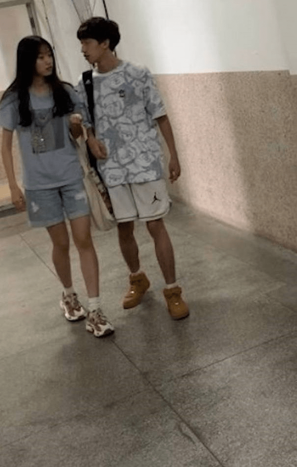 一对猴急的小情侣厕所里啪啪 美女身材很棒差点被发现了