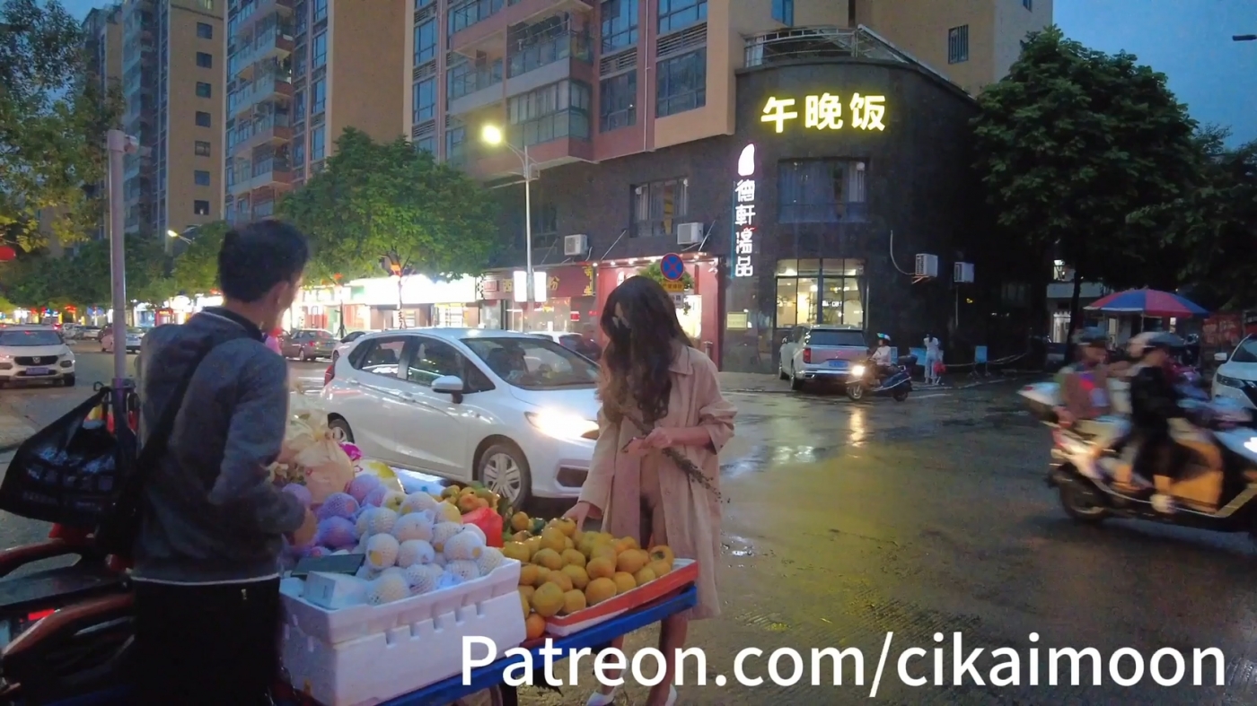 【2025新品】，天花板露出狂人大胆御姐【cikaimoon】付费①，闹市区公园，大白天各种人前露出，屌炸天(9V)