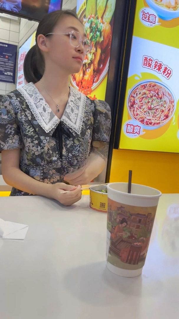 ❤️√ 【KFC】短裙大学生和家人逛街。身材好 白色内内没穿好，侧面露B 清晰可见