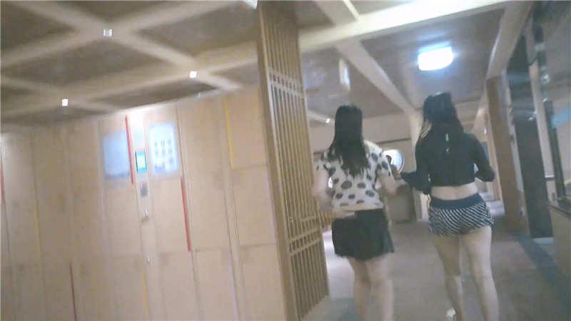 洗浴中心内部员工偷拍众多的美女少妇❤️一袭白衣少妇在镜头前脱光光