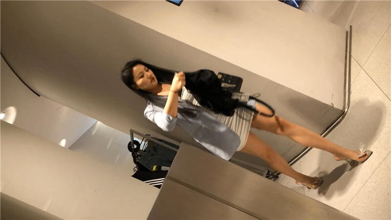 商场跟踪抄底不穿内裤的短裙美少妇❤️可能靠的太近被她发现了❤️瞪了我一眼-好赞福利