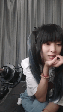 ❤️极品反差婊❤️极品双马尾可爱小骚妹与八块腹肌炮友们3P，疯狂艹逼之下几乎要哭了，最后艹出血了！