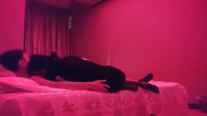 杰哥探花按摩店的苗条黑丝女技师按摩，温情挑逗舔乳抓龙筋全程，乳头和肉棒双重刺激撸射