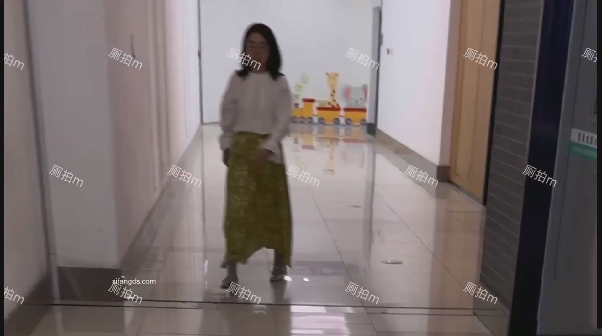 十一月最新流出❤️变态厕拍大神潜入月子中心女厕偷拍几个年轻美女尿尿眼镜美女毛真多性感