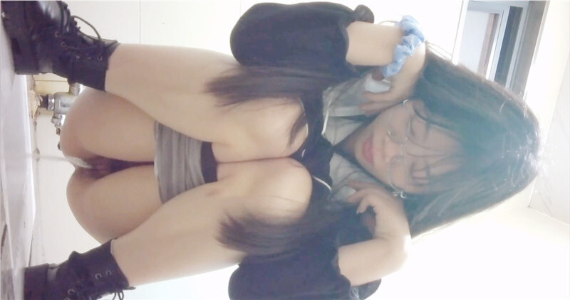 小区公厕全景偷拍❤️几位高颜值小姐姐的各种美鲍鱼