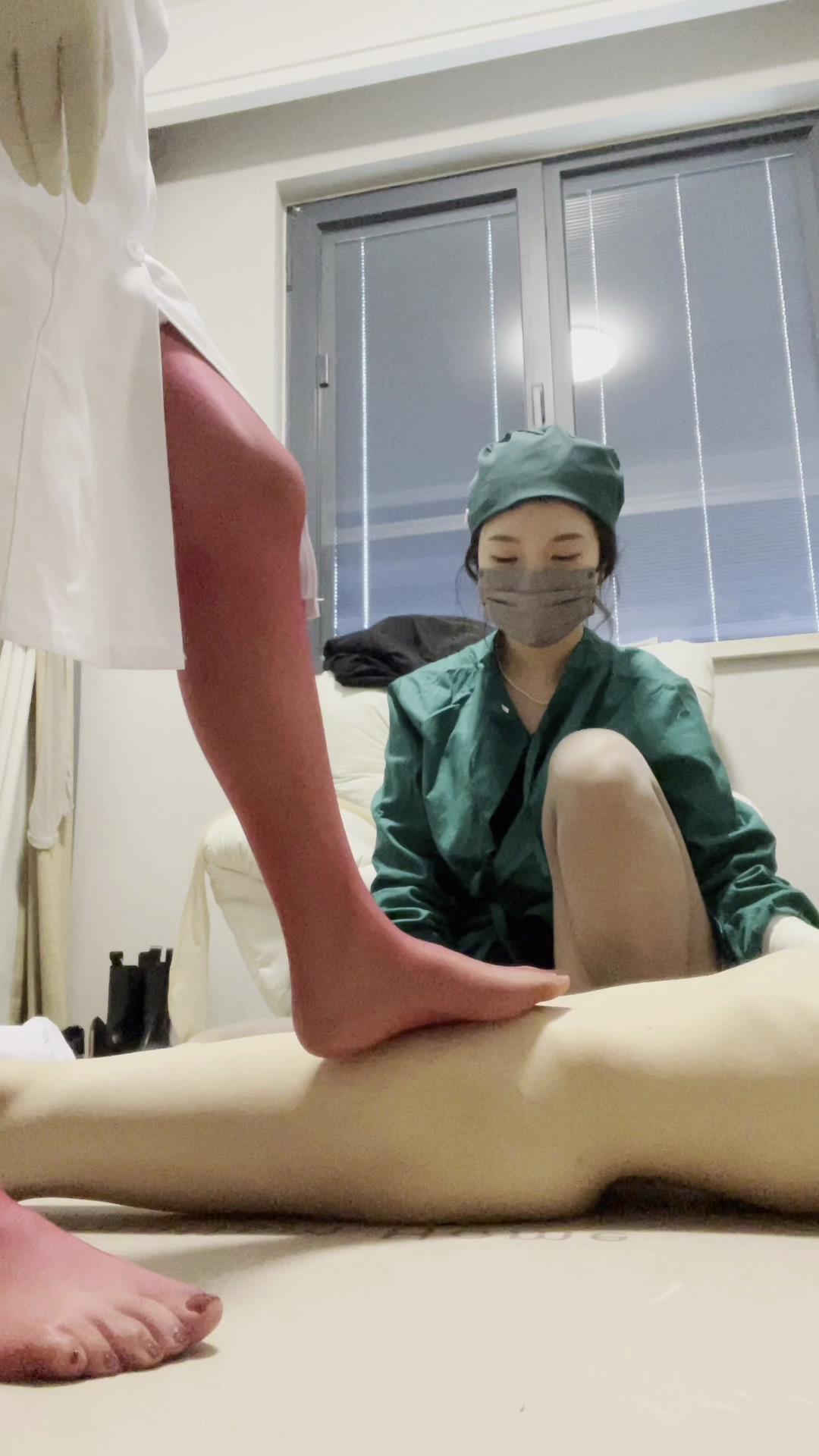 推特高颜值医生护士榨精,足交,丝足,帮你龟头喷射精,双女同时被搞了,最后男主摸最近的女的肉丝大腿了-小野猫福利