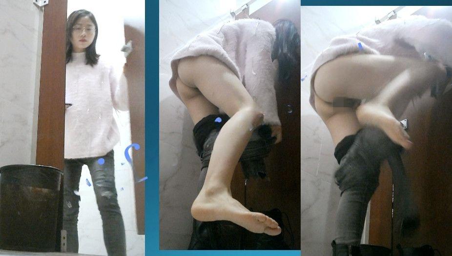 六月流出新品厕拍魔手外购高校女厕❤️遥控镜头偷拍眼镜学妹估计穿多了热了到厕所把里面的裤袜脱了