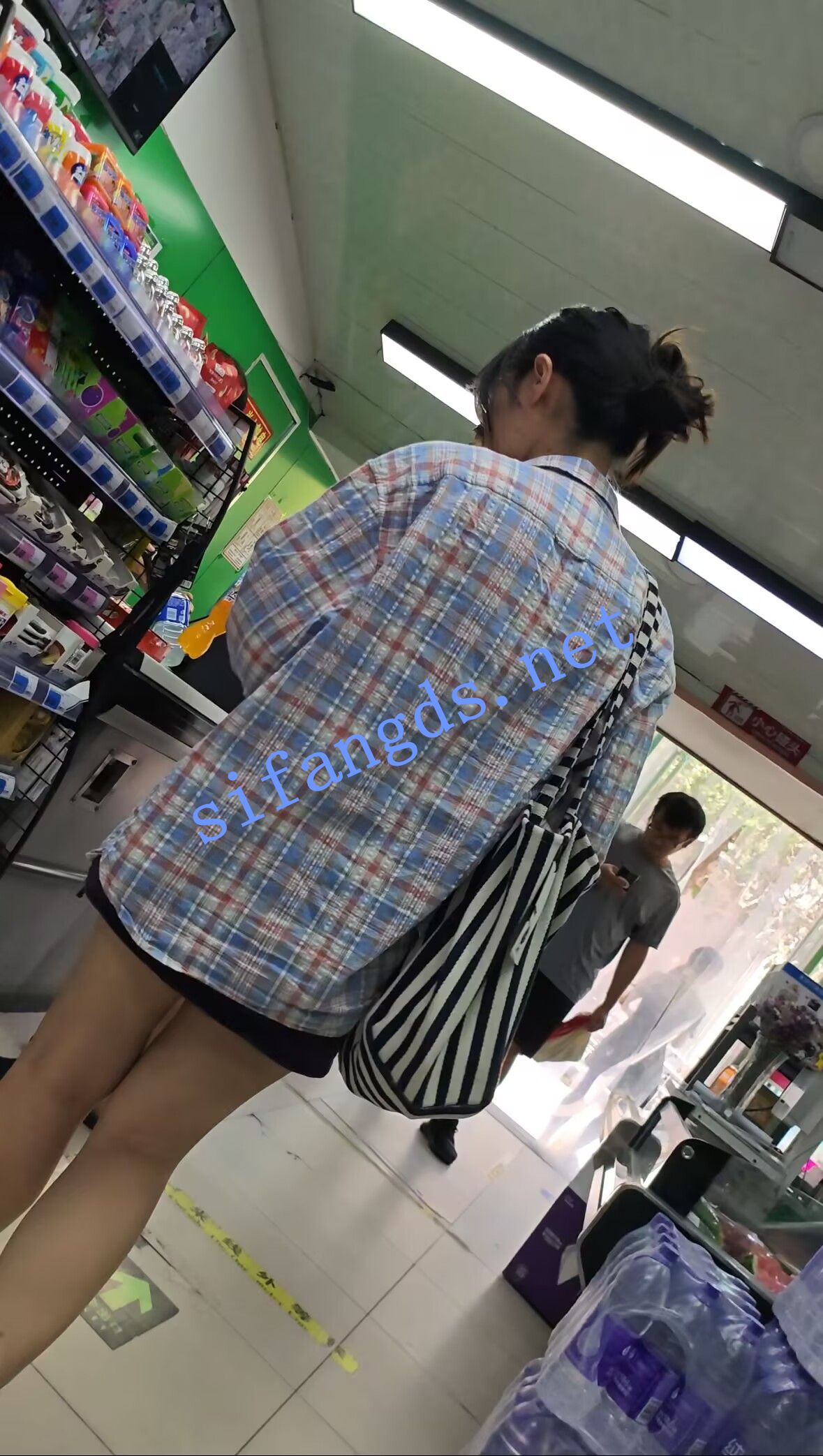 [CD抄底]包臀裙CD抄底学妹白色内裤