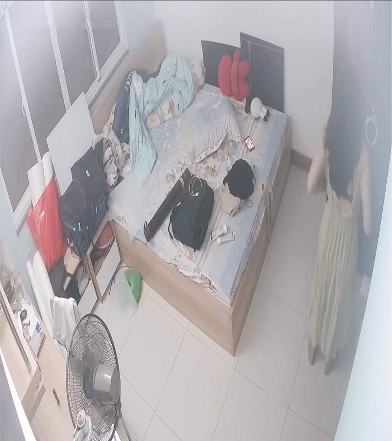 《居家摄像头破解》眼镜美女一个人晚上睡不着❤️一边看着小电影一边抠B自慰