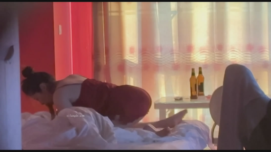 猫眼偷拍❤️电竞酒店服务员隔门偷窥年轻小伙和红色睡衣少妇姐姐激情