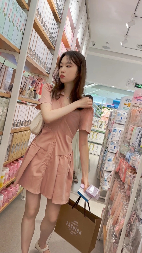 ❤️√ 【KFC】粉色长裙学生妹独自逛街。颜值身材绝对一流水准 黄色内内超清CD