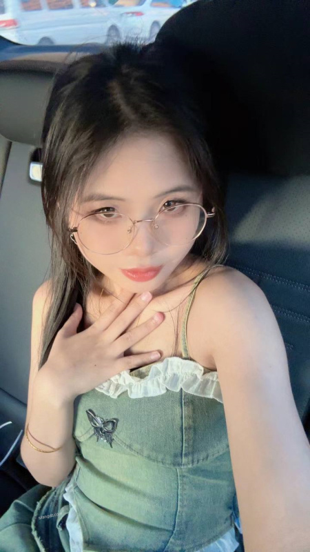 极品眼镜反差婊小兰酒吧一夜情 床上太反差很淫荡 啪啪视频流出 穿上丝袜更有感觉了