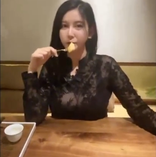 【巨乳网红】秀人网模特 李雅 黑丝全裸诱惑!-好赞福利