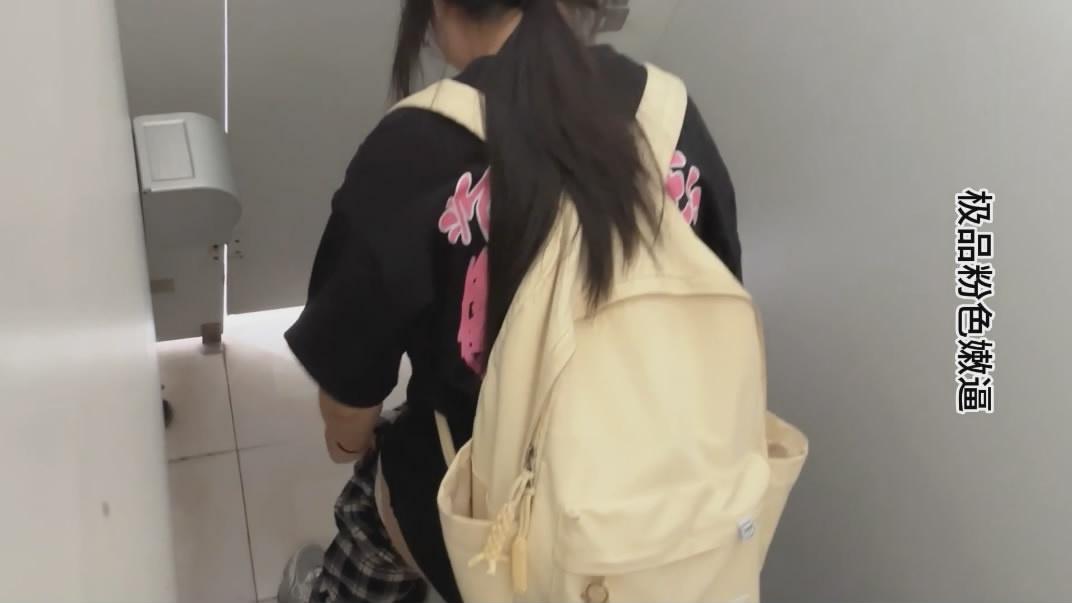 牛逼变态哥手持闯拍高校女厕❤️抄底偷拍几个学妹的嫩逼伸出上帝之手摘下妹子逼上挂着的白带