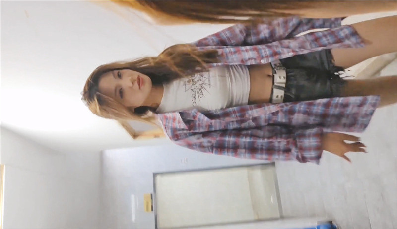 大神潜入餐厅女厕全景偷拍多位大长腿美女❤️打开小手电观赏各种极品鲍鱼2