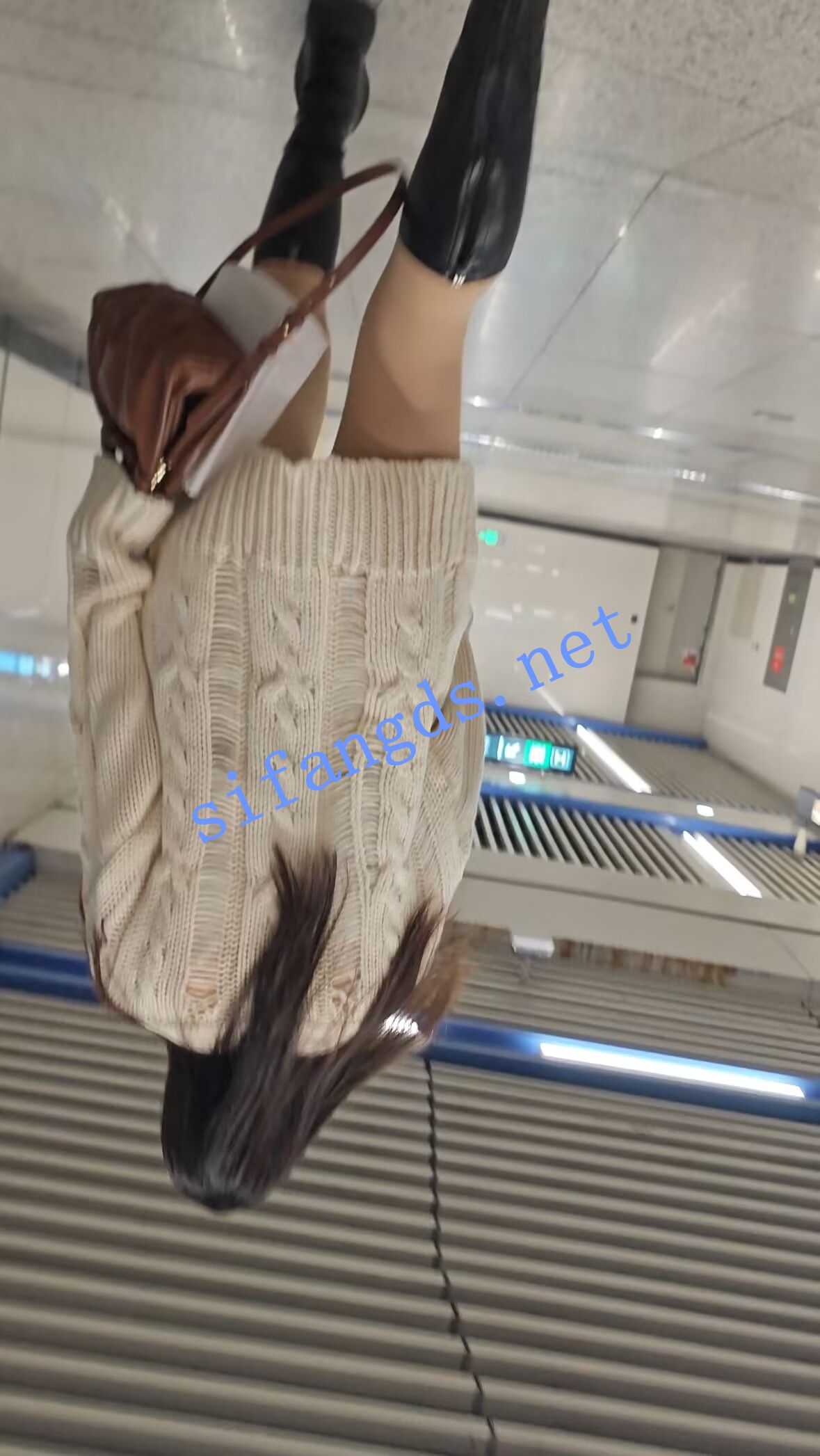 [CD抄底]CD抄底肉丝靴子美女上电梯