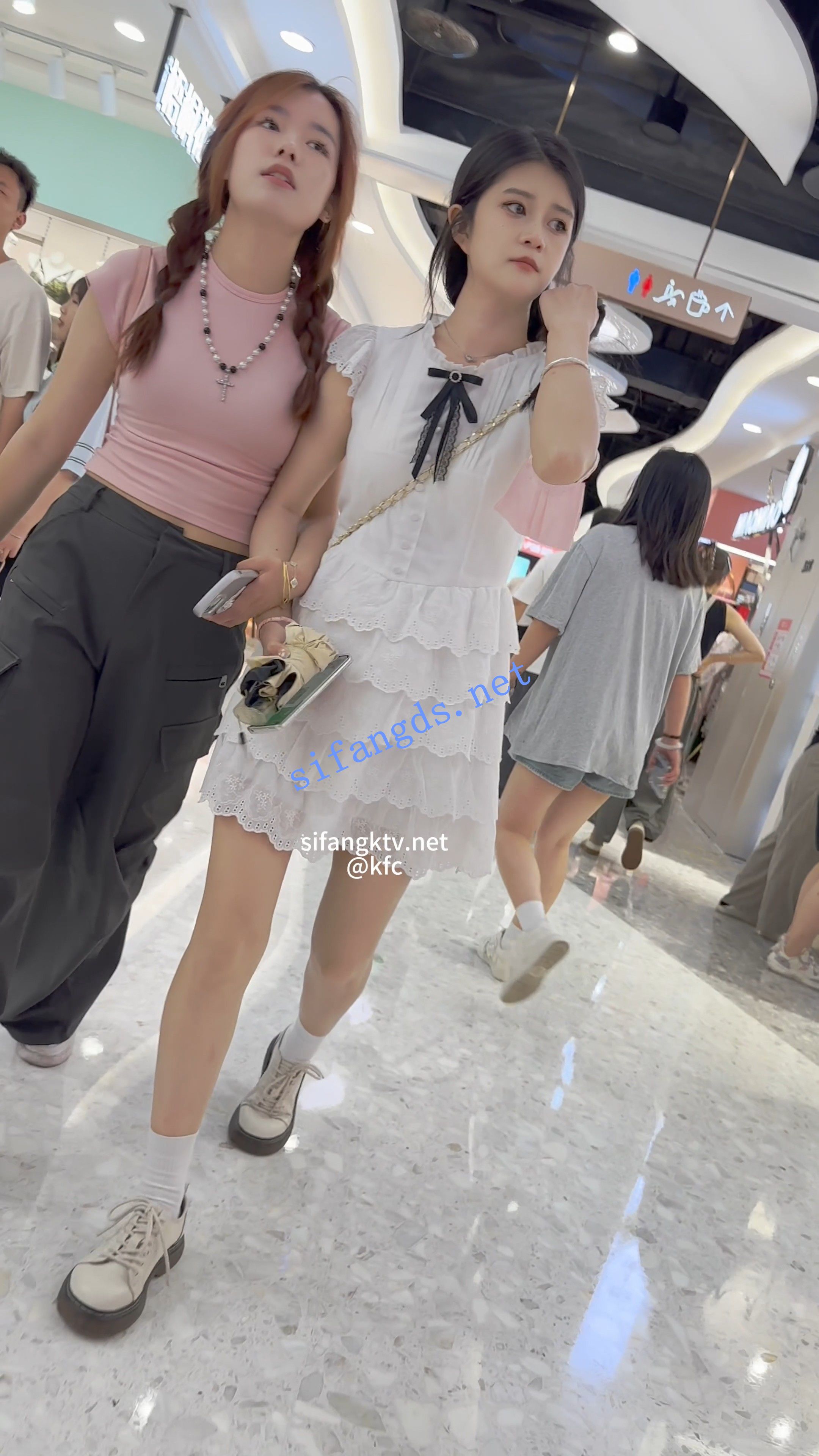 【KFC】长裙靓女和闺蜜逛街。白色内内低角度超清前后CD
