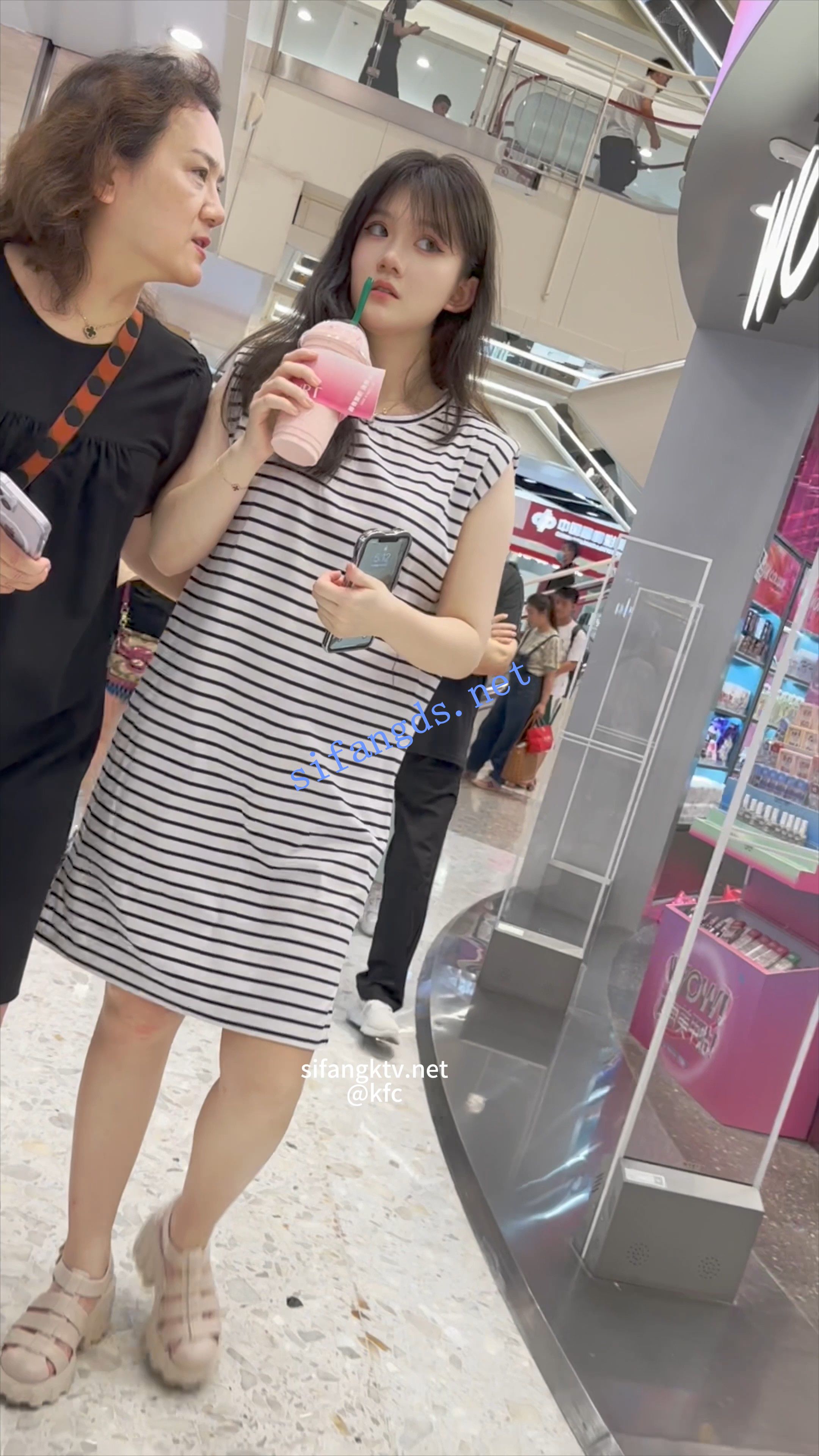 【KFC】长裙靓女和亲人买奶茶。黄色内内前后CD超清
