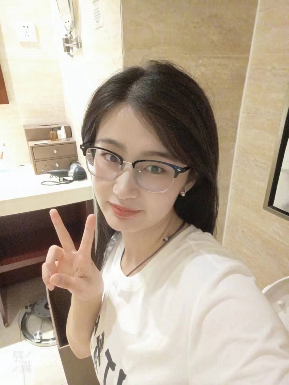 极品反差眼镜美女「王璐璐」不雅视频流出，天然大奶巨诱惑！果然眼镜妹都超级骚，天然大奶巨诱惑，舔屌的小眼神太勾人了吧