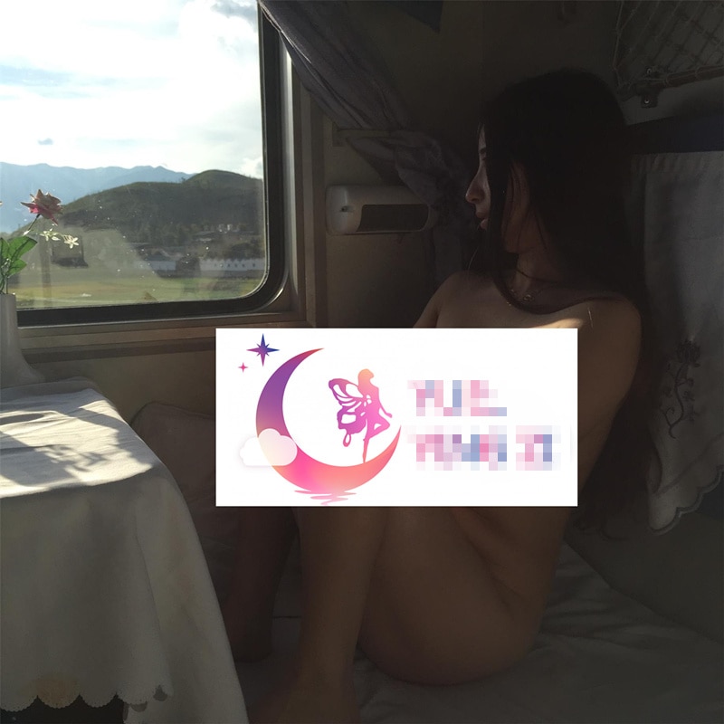 气质美女列车车厢大尺度私拍[55P]