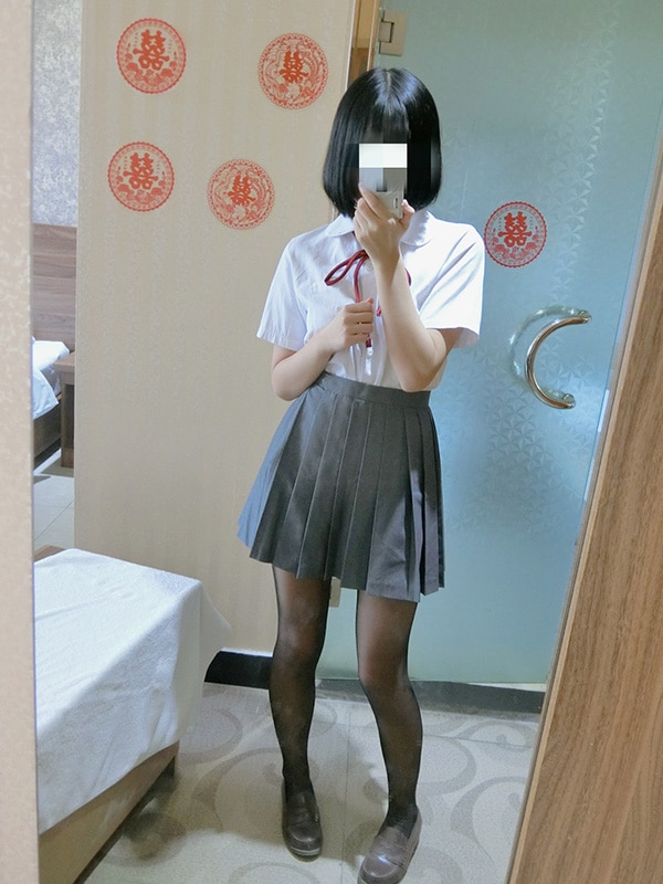 一只肉酱阿 – 黑丝制服 (45P+4V/122M)