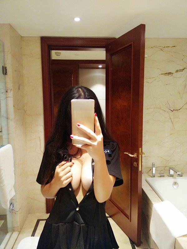 微博红人@顾霖lcuky美图赚赚自售图包3套合集 [56P+1V]
