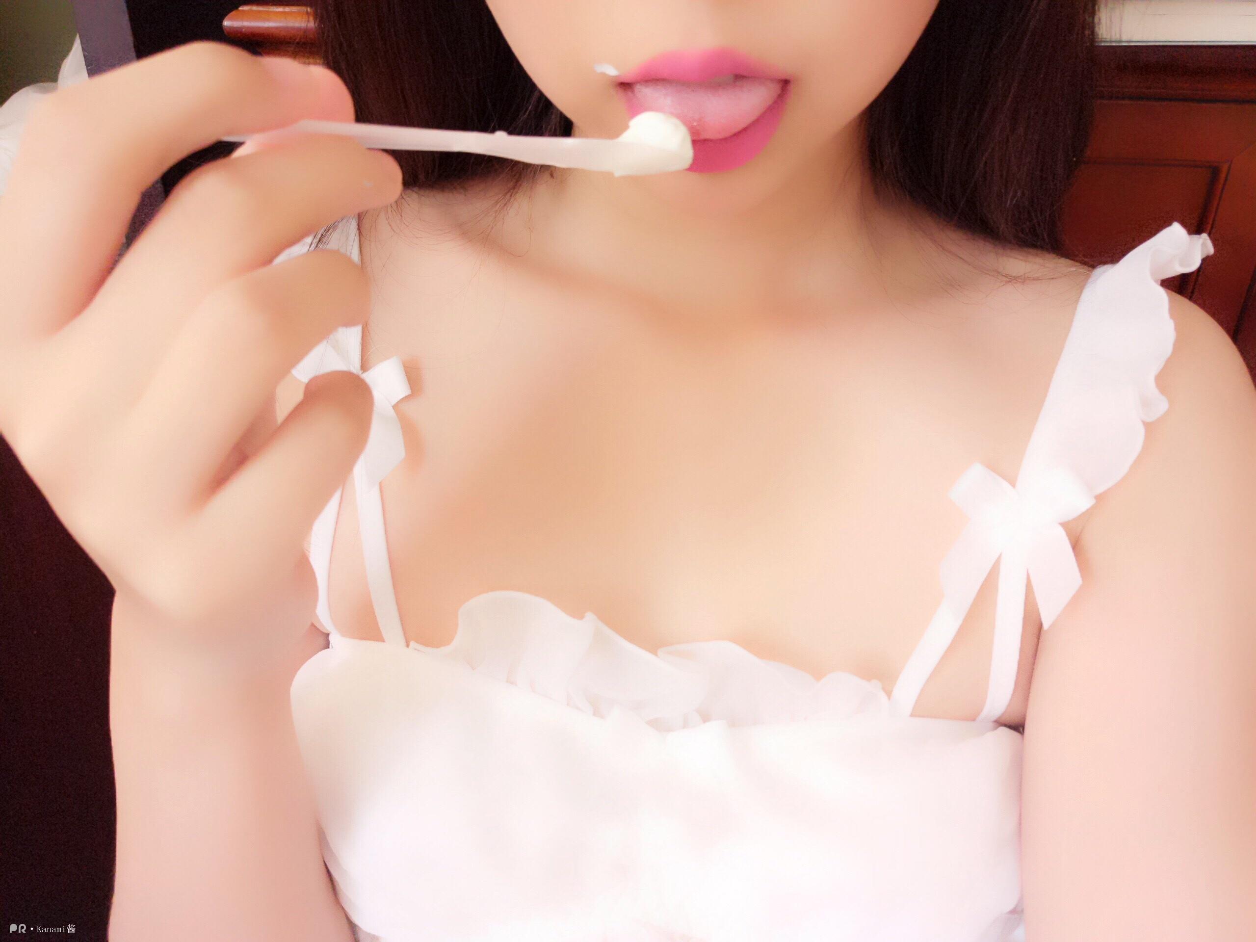 原创作品社区网红少女：kanami酱之吃酸奶 图包视频