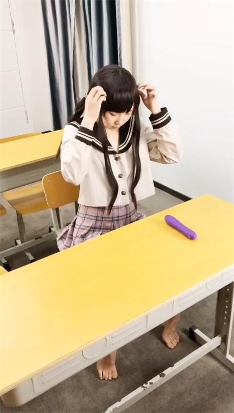 微博网红@哼唧 vip教室露脸10分钟紫薇福利 [1V/178M]