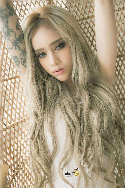 泰国著名萝莉泰英混血嫩模奈魅儿与闺蜜大尺度私拍流出[1V/205MB]